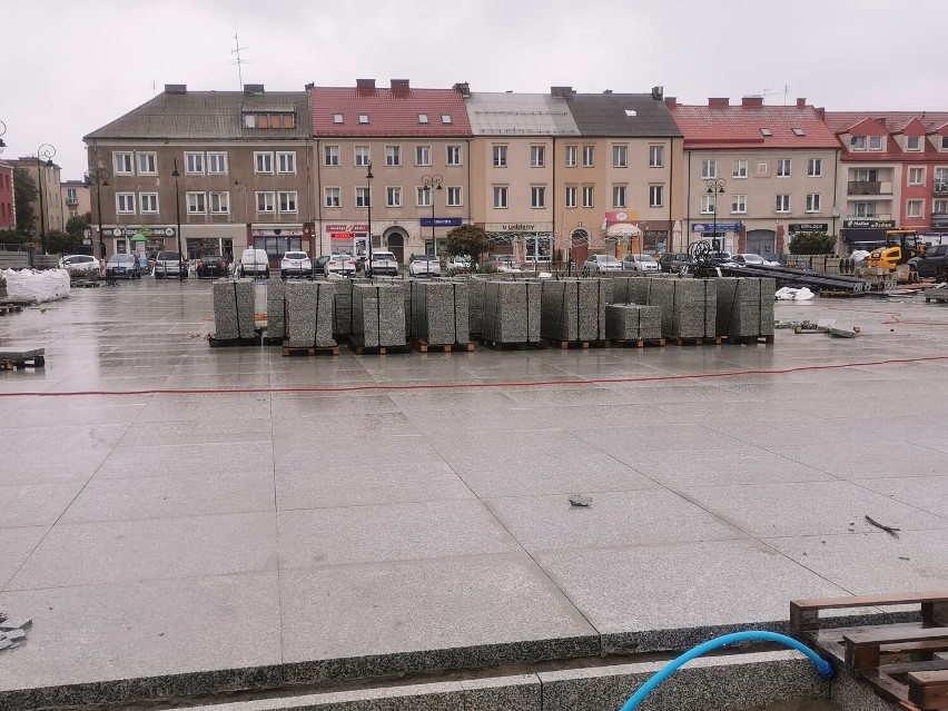 Stary Rynek w Łomży pozostanie wielkim placem budowy co najmniej do końca listopada. To już kolejna zmiana terminu. Koszty wzrosły o 3 mln 