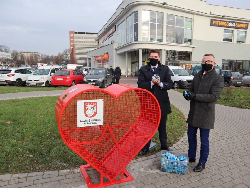 Świdniczanie są nakręceni na pomaganie! Coraz więcej serc na nakrętki pojawia się na terenie naszego miasta