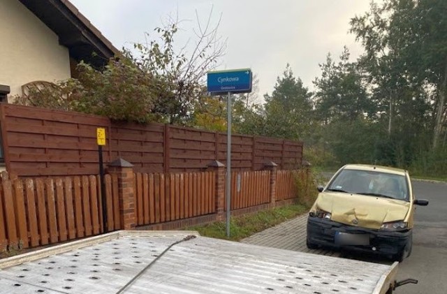 Kierowca tego fiata punto potrącił ciężarną kobietę na przejściu dla pieszych w Opolu-Grotowicach.