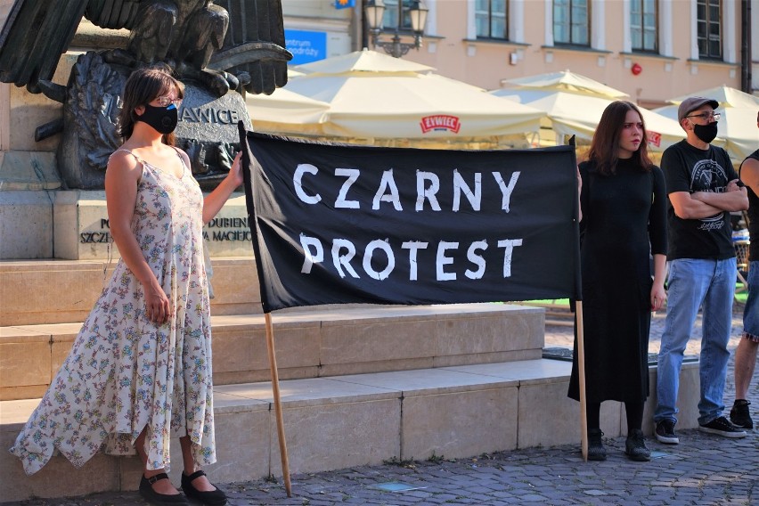 Nie dla przemocy domowej! Protest na Rynku w Rzeszowie. Działacze nie godzą się na wypowiedzenie konwencji stambulskiej