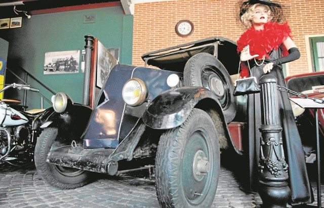 Unikatowy renault NN stoi w Gdyńskim Muzeum Motoryzacji w Gdyni,  auto jednak wymaga remontu