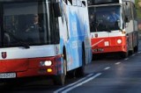 Pasażerowie wysiadając z autobusu wpadają w kałużę lub między zaparkowane samochody