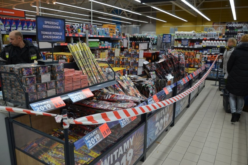 Wieluńscy strażacy z policją kontrolują miejsca sprzedaży fajerwerków [FOTO]