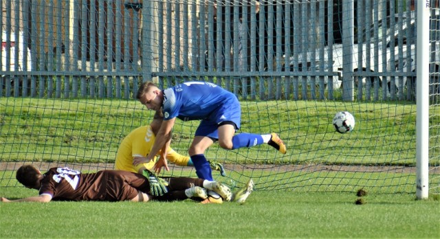 IV liga małopolska, grupa zachodnia: Unia Oświęcim - Garbarnia II Kraków 3:0. Na zdjęciu: Rafał Nowak (niebieski strój) zdobywa pierwszą bramkę dla oświęcimian.