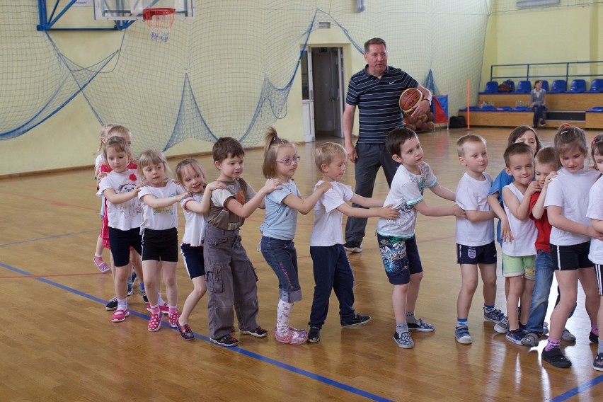 Koszykarze Spójni ćwiczyli w trójce z zerówkowiczami z Przedszkola Miejskiego nr 2 [zdjęcia, wideo]