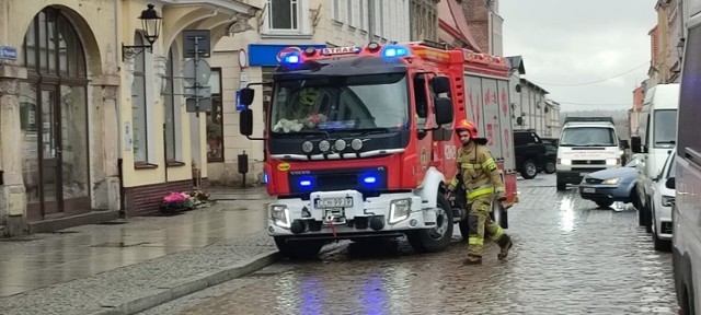 W kamienicy przy ul. Rynek 24 wiatr uszkodził opierzenie dachu. Interweniowali strażacy z JRG Chełmno i OSP Chełmno