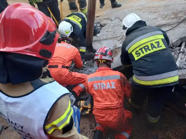 W miejscowości Bukowiec w powiecie brodnickim zawalił się strop w oborze. Przygniecionych zostało sześć krów. Jak podają strażacy, poszkodowana została także jedna osoba - strop przygniótł jej nogi.