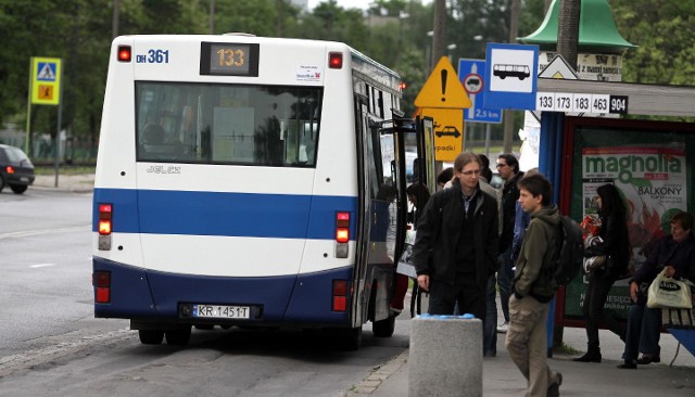 Pasażerowie irytują się, bo autobus 133 przyjeżdża czasem nawet 20 minut później