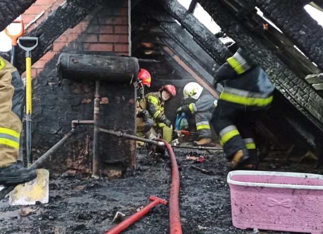 Pożarem objęty był strych i dach domu w bliźniaczej zabudowie.