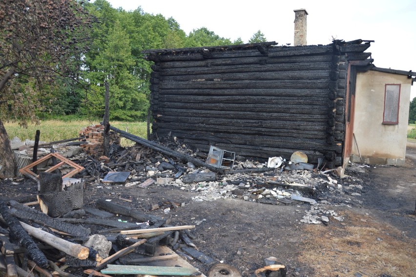 Smyków. Rodzina pogorzelców potrzebuje pomocy. Ogień zabrał im wszystko 