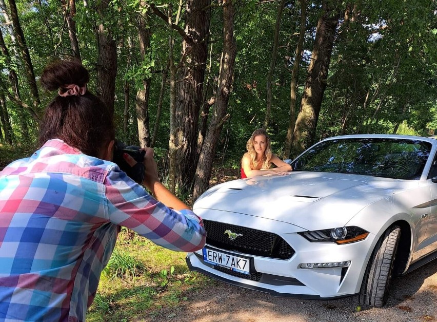 Za kandydatkami do tytułu "Miss Skierniewic" sesja zdjęciowa w plenerze 