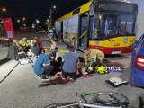 Ćwiczenia ratownicze w zajezdni MZK Skierniewice. Harcerze, strażacy i uczestnicy kursu w akcji