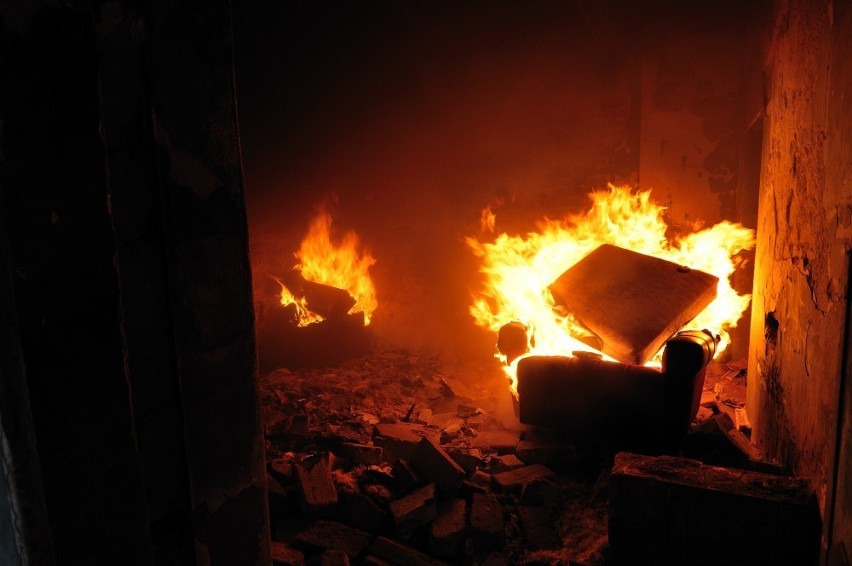Pożar wybuchł w opuszczonym budynku przeznaczonym do rozbiórki [WIDEO]
