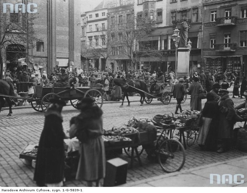 Data: 1925-10

Handel uliczny na Rynku. W tle widoczny...