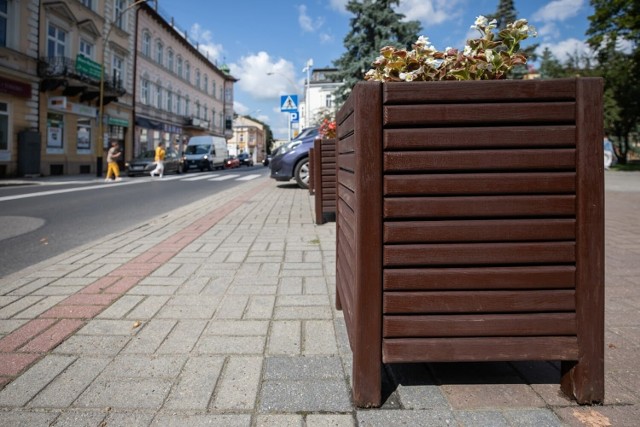 Takie donice stanęły dziś na pl. Wolności. Ma to uniemożliwić nielegalne parkowanie na chodniku