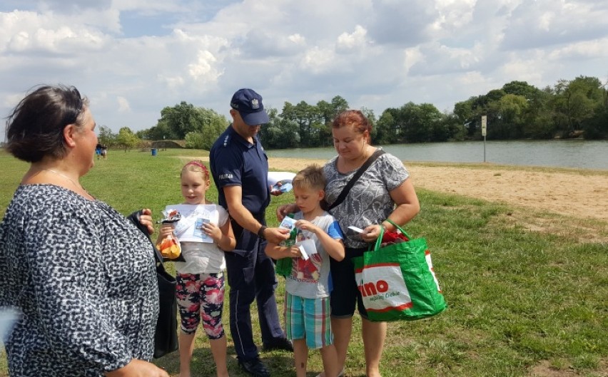 Policjanci odwiedzili "cegielnię" w Pępowie. Rozmawiali o bezpieczeństwie podczas wypoczynku letniego [ZDJĘCIA] 