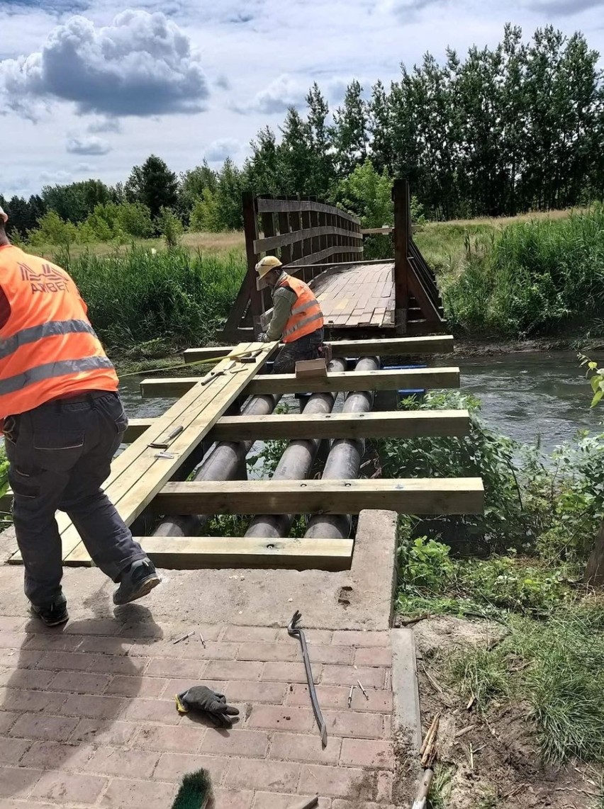 Trwa naprawa kładki nad Brynicą przy Osiedlu Naftowa....