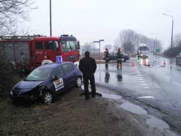 Renault Clio wjechało do rowu