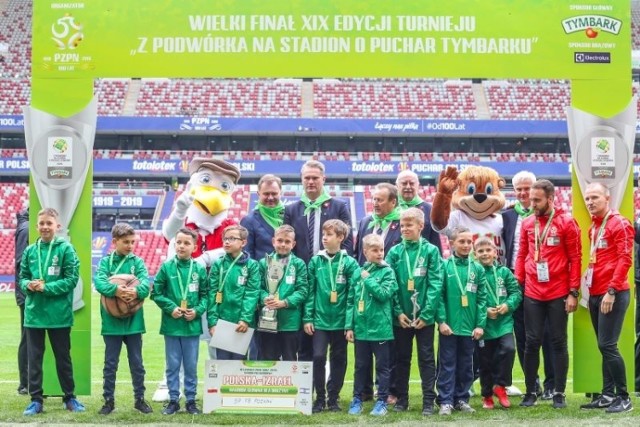 Triumfatorzy turnieju z Podwórka na Stadion o Puchar Tymbarku - chłopcy z SP nr 78 w Poznaniu