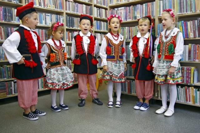 Na otwarciu wystąpiły dzieci z przedszkola, które śpiewały i tańczyły w tradycyjnych strojach krakowskich