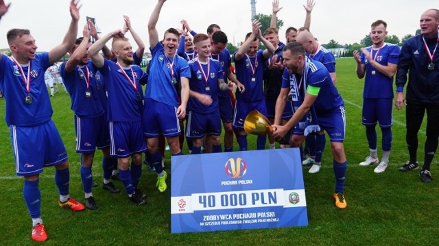 Piłkarze MKS Ruch Wysokie Mazowieckie, po wygraniu z Olimpia Zambrów 2:1, zdobyli Totolotek Regionalny Puchar Polski