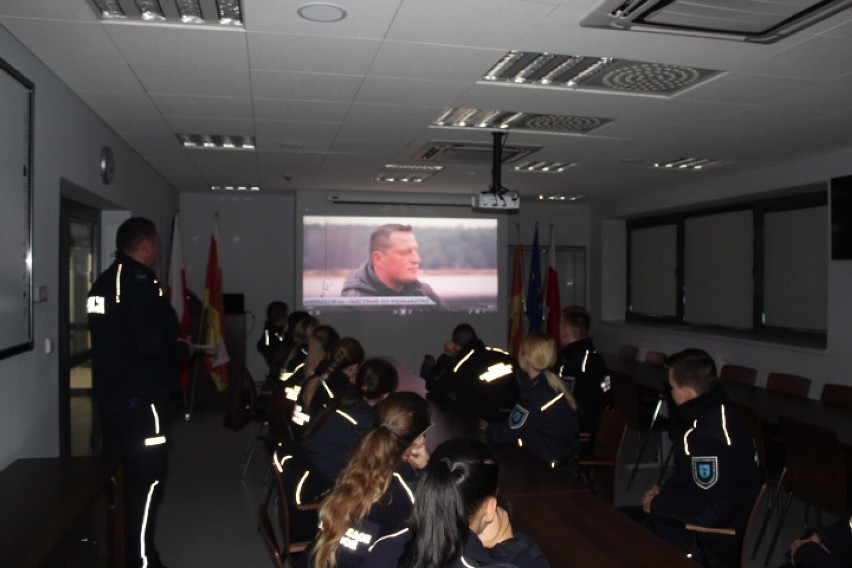 Uczniowie klasy mundurowej z Wojsławic z wizytą u poddębickich policjantów. Współpraca obu stron trwa od lat ZDJĘCIA