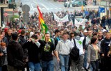 Marsz Wyzwolenia Konopii. Manifestowało kilkuset młodych ludzi WIDEO i ZDJĘCIA