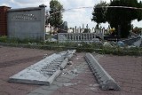 Kierowca staranował ogrodzenie cmentarza na Łąkoszynie. Zniszczył jeden z nagrobków