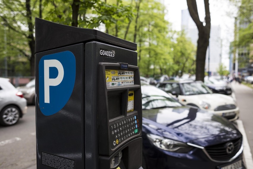 Warszawa powiększy strefę płatnego parkowania i po raz kolejny podniesie ceny za parkowanie. "Działanie, które planowaliśmy od dawna"