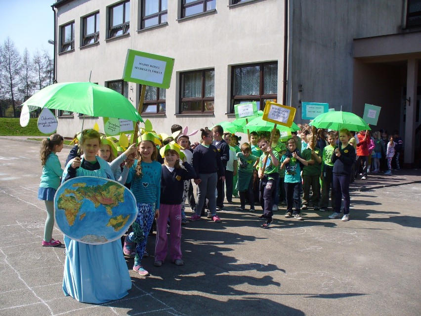 Uczniowie z Grojca uczcili Dzień Ziemi [ZDJĘCIA]