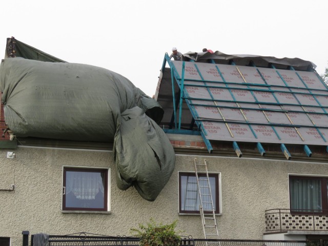 Dach, który spalił się rodzinie z Łękawicy na początku kwietnia, dopiero co zaczęto odbudowywać. Niestety, w nocy część konstrukcji zerwał wiatr. We wtorek od rana prace zaczęto od nowa
