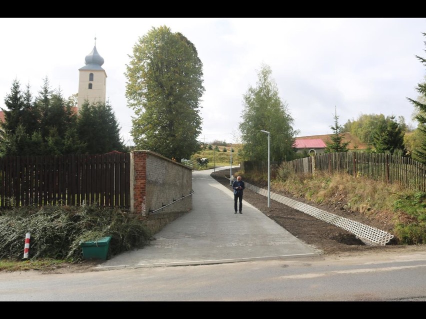 Stare Bogaczowice: Nowa droga obok kościoła w Gostkowie