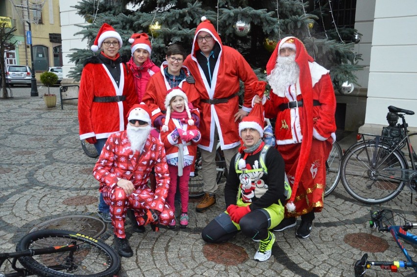 Mikołaje na rowerach ruszyli w miasto obdarowywać dzieci [ZDJĘCIA]