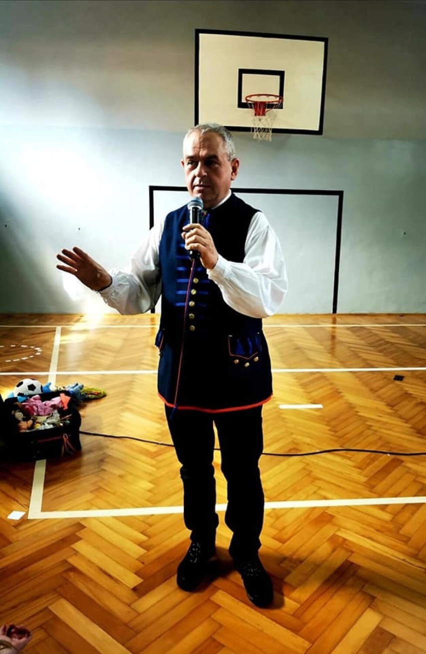 Marek Szołtysek odwiedził uczniów ze szkoły w Woźnikach i...
