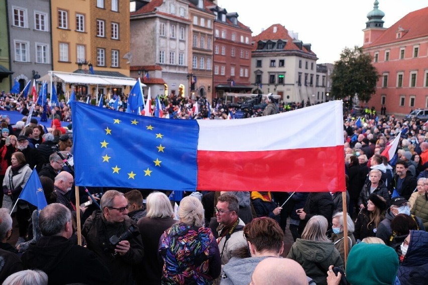 100 tys. osób na prounijnej manifestacji w Warszawie według ratusza. Urzędnicy zawyżyli dane? ''Plac Zamkowy nie jest tak duży'' 