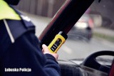 Pijany kierowca uszkodził zaparkowane auto i odjechał. Zatrzymał go policjant z Kożuchowa