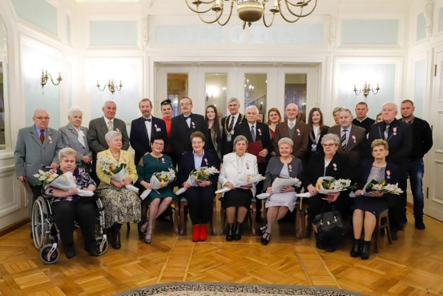 Małżeńskie jubileusze w Czeladzi. Były życzenia, medale i odśpiewane 100 lat 

Zobacz kolejne zdjęcia/plansze. Przesuwaj zdjęcia w prawo naciśnij strzałkę lub przycisk NASTĘPNE
