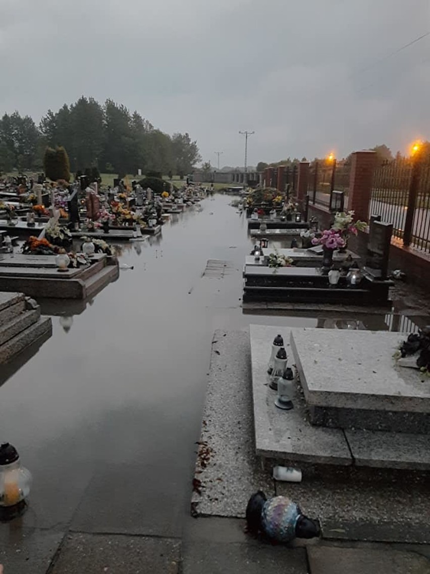 Rydułtowy pod wodą: "Rwąca rzeka niszczyła nagrobki, porwała znicze". Na cmentarzu trwa wielkie sprzątanie