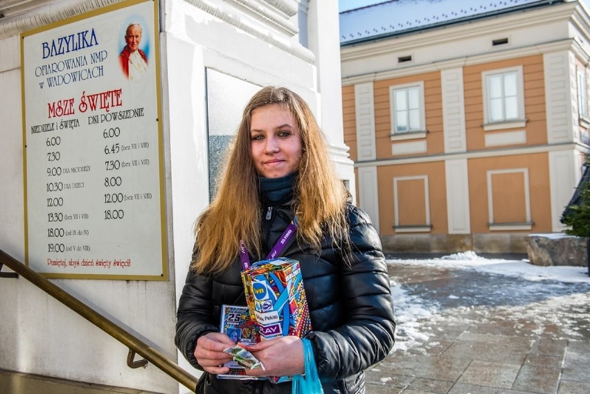 Wolontariuszka WOŚP przed wejściem do papieskiej bazyliki na...