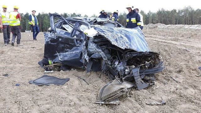 Do śmiertelnego wypadku doszło w piątek, 25 maja, na trasie S3 na odcinku z Nowego Miasteczka do Nowej Soli. - Chevrolet najprawdopodobniej uderzył w betonowy wiadukt – mówi st. sierż. Justyna Sęczkowska, rzeczniczka nowosolskiej policji. Auto wpadło na wzniesienie za wiaduktem.

Ze wstępnych ustaleń policji wynika, że kierujący chevroletem jechał trasą S3 z Nowego Miasteczka do Nowej Soli. – Jechał nowo budowanym odcinkiem drogi – mówi st. sierż. Justyna Sęczkowska, rzeczniczka nowosolskiej policji. Najprawdopodobniej samochód wpadł w poślizg i wypadł z drogi.

Rozpędzone auto prawdopodobnie z ogromną siłą uderzyło w betonowy wiadukt w budowie. Samochód w dodatku wyleciał na wzniesienie za wiaduktem. Z chevroleta nic nie zostało.

– Zginął kierowca samochodu. Na obecną chwilę nie wiemy ile ma lat. Nie wiemy również skąd pochodzi – mówi st. sierż. Sęczkowska.

Na miejscu tragedii pracują nowosolscy policjanci oraz prokurator.  – Na tę chwilę przebieg wypadku nie jest jeszcze ustalony – mówi st. sierż. Sęczkowska.

Autor: Piotr Jędzura

Zobacz wideo: Co jest główną przyczyną wypadków na polskich drogach?

wideo:Dzień Dobry TVN

