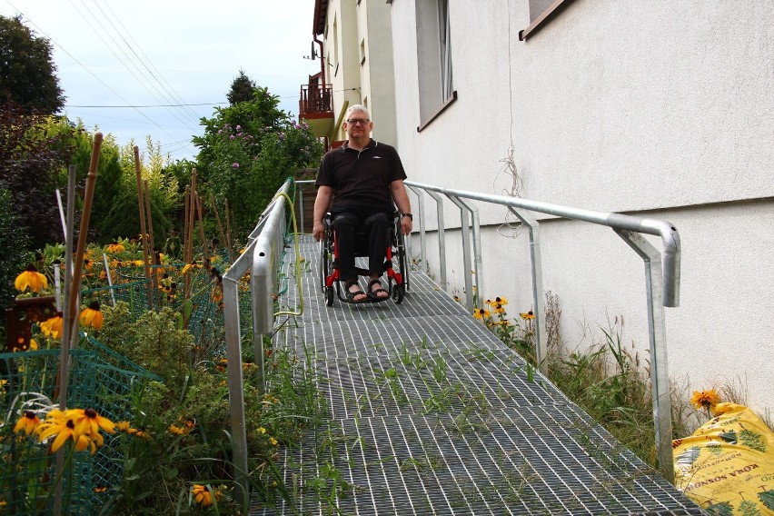 Niepełnosprawny Wiesław Żulicki ze Skarżyska-Kamiennej ma już upragniony podjazd przy domu. To dla niego drzwi na świat