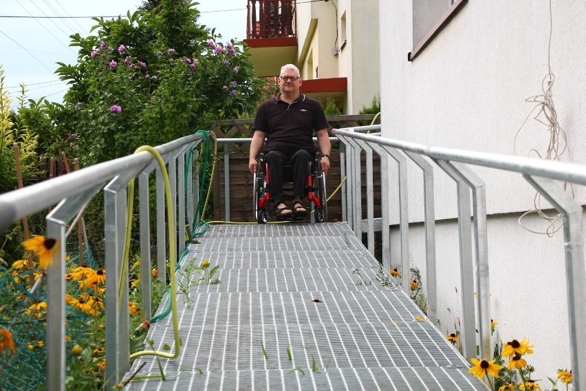 Niepełnosprawny Wiesław Żulicki ze Skarżyska-Kamiennej ma już upragniony podjazd przy domu. To dla niego drzwi na świat