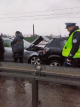 Częstochowa. Zderzenie 5 samochodów na Niepodległości. Aleja od strony centrum miasta stoi