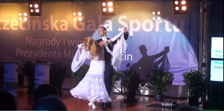 Pokaz taneczny w wykonaniu Szymona Kalinowskiego i Grażyny Grabickiej