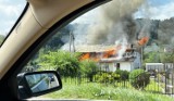 W Jazowsku płonie dom wielorodzinny. Z ogniem walczy dziesięć zastępów straży pożarnej 