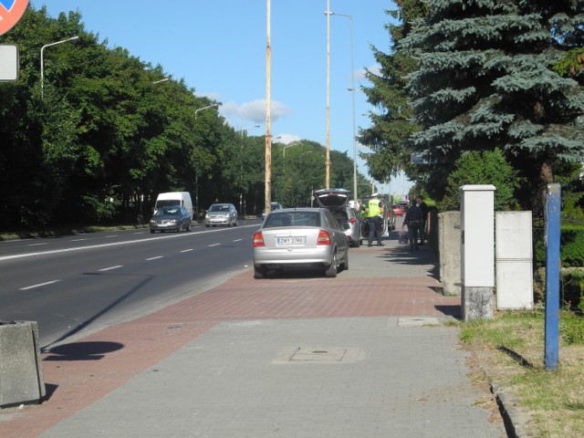 Policja ustala czy kierowca audi był sprawcą wypadku.