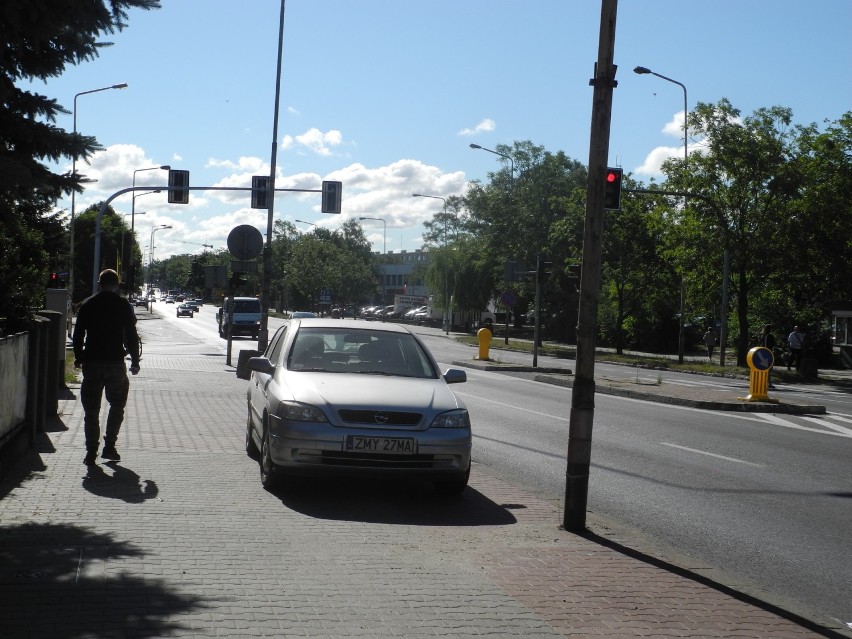 Młody kierowca potrącił starszego pana. Mężczyzna trafił do szpitala z obrażeniami 