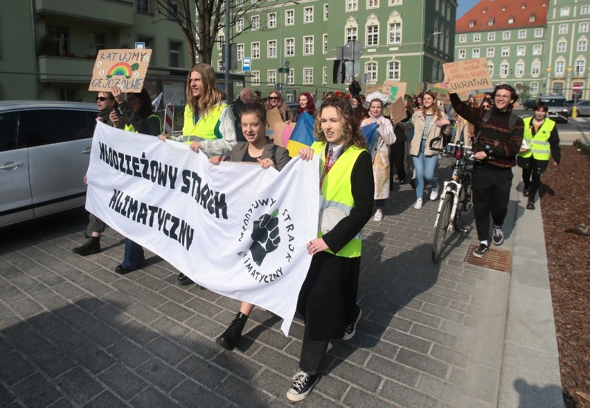 Młodzieżowy Strajk Klimatyczny w Szczecinie. "Kapitalizm nas udusi!" [ZDJĘCIA]