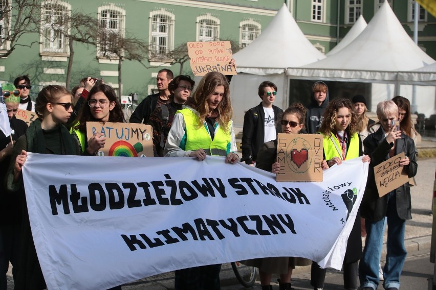 Młodzieżowy Strajk Klimatyczny w Szczecinie. "Kapitalizm nas udusi!" [ZDJĘCIA]