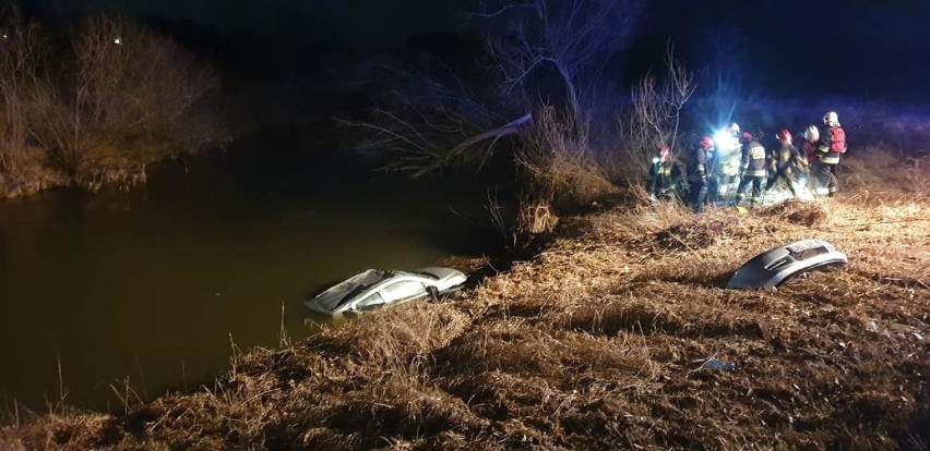 Auto wypadło z drogi, dachowało i wpadło do... rzeki (ZOBACZ ZDJĘCIA)               